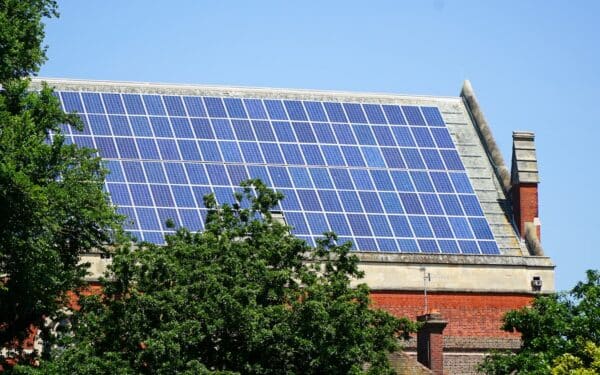 Saulės elektrinė ant daugiabučio: kaip bendrijoms priimti sprendimą ir ką tai keičia gyventojų sąskaitoms
