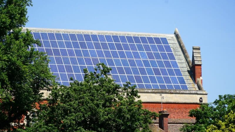 Saulės elektrinės ant daugiabučių stogų: kaip gyventojai gali sutaupyti ir ką svarbu įvertinti prieš pradedant