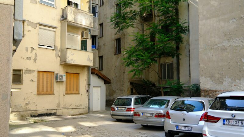 Senos statybos butai ir garažai kaip investicija: kada verta pirkti ir į ką pirmiausia atkreipti dėmesį