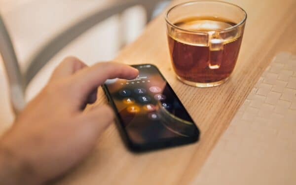 Telefonų ekrano užraktas nebėra pakankamas: šiuolaikiniai būdai apsaugoti turinį nuo smalsių žvilgsnių