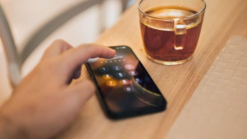 Telefonų ekrano užraktas nebėra pakankamas: šiuolaikiniai būdai apsaugoti turinį nuo smalsių žvilgsnių