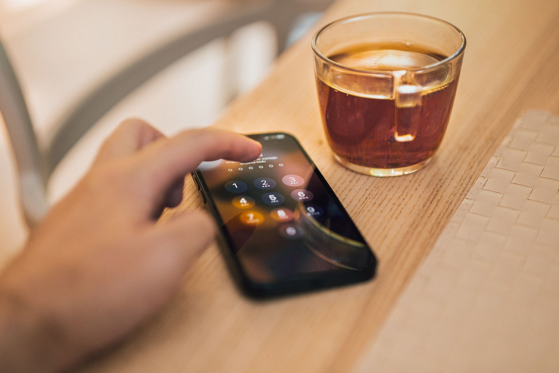 Telefonų ekrano užraktas nebėra pakankamas: šiuolaikiniai būdai apsaugoti turinį nuo smalsių žvilgsnių