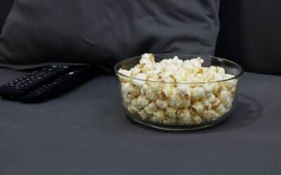 Vakaras kine namuose: kaip iš kasdienių peržiūrų sukurti tikrą kino patirtį be didelių išlaidų