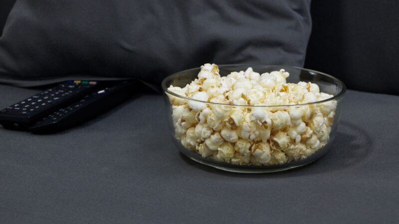 Vakaras kine namuose: kaip iš kasdienių peržiūrų sukurti tikrą kino patirtį be didelių išlaidų