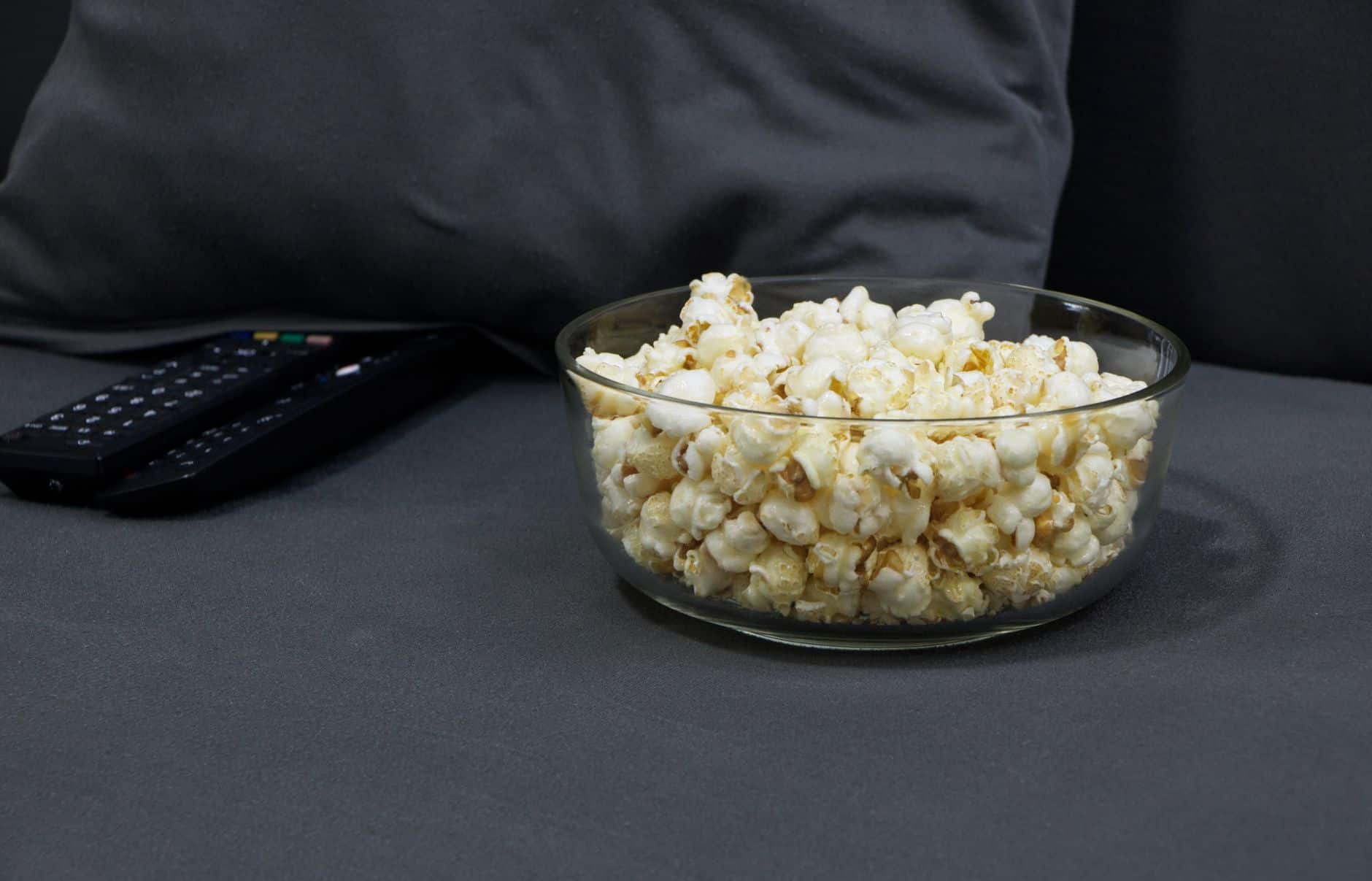 Vakaras kine namuose: kaip iš kasdienių peržiūrų sukurti tikrą kino patirtį be didelių išlaidų