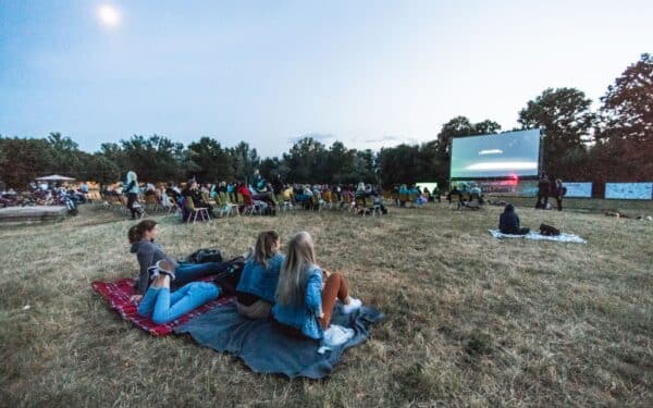Vasariški lietuviški kino vakarai po atviru dangumi: kaip pasiruošti, ką žinoti ir neišleisti daug
