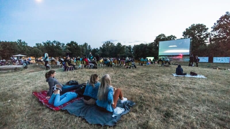 Vasariški lietuviški kino vakarai po atviru dangumi: kaip pasiruošti, ką žinoti ir neišleisti daug