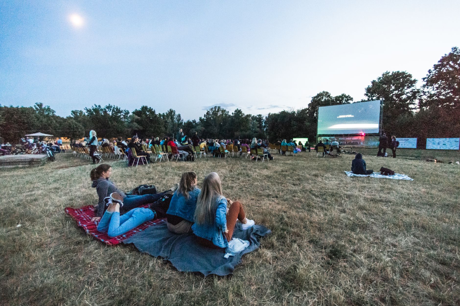 Vasariški lietuviški kino vakarai po atviru dangumi: kaip pasiruošti, ką žinoti ir neišleisti daug