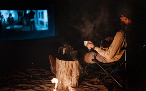 Vasaros kino vakarai kieme ar balkone: kaip susikurti jaukią kino patirtį po atviru dangumi