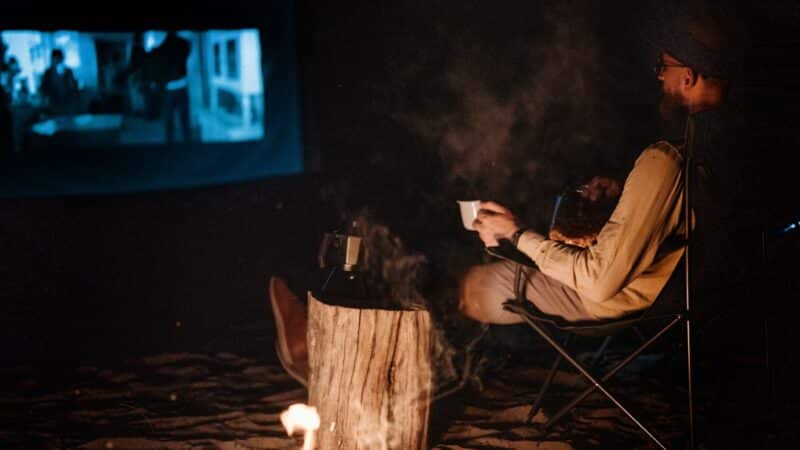 Vasaros kino vakarai kieme ar balkone: kaip susikurti jaukią kino patirtį po atviru dangumi