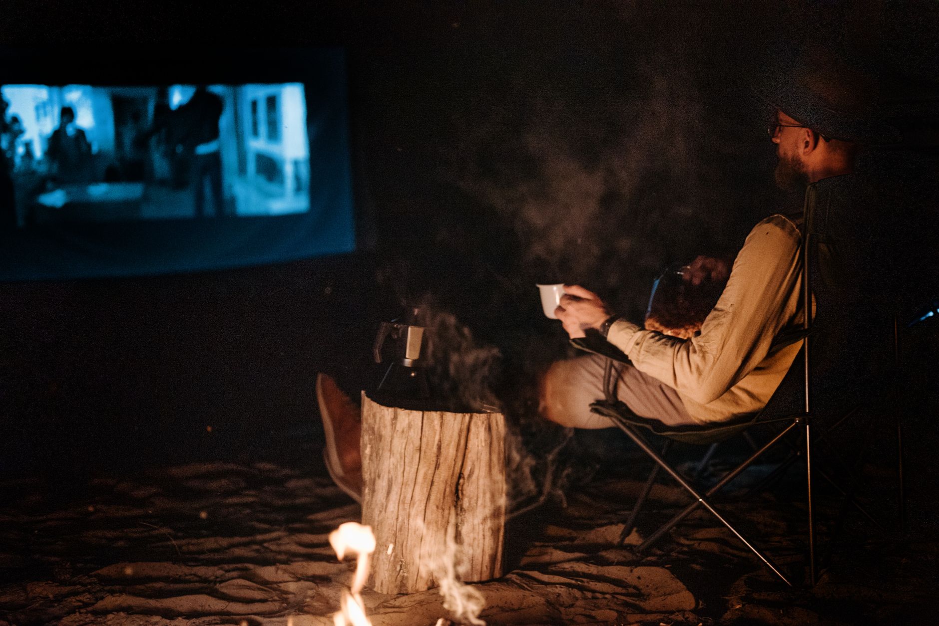 Vasaros kino vakarai kieme ar balkone: kaip susikurti jaukią kino patirtį po atviru dangumi