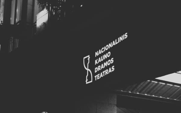 Vasaros teatras po atviru dangumi: kaip išsirinkti įdomų spektaklį ir pasiruošti vakarui gryname ore
