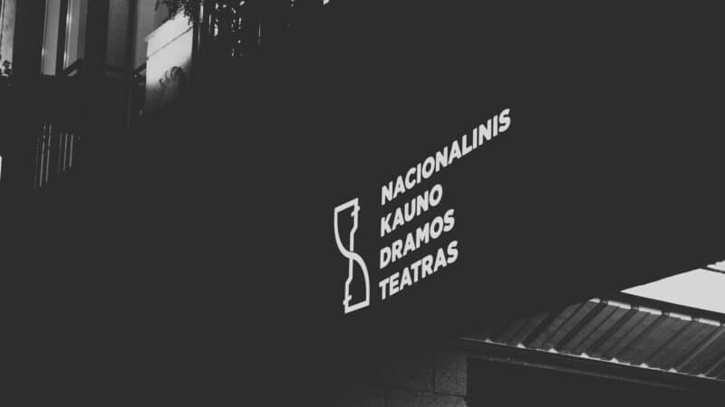 Vasaros teatras po atviru dangumi: kaip išsirinkti įdomų spektaklį ir pasiruošti vakarui gryname ore