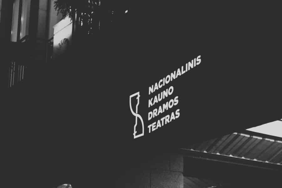 Vasaros teatras po atviru dangumi: kaip išsirinkti įdomų spektaklį ir pasiruošti vakarui gryname ore - Kultura Seimos pramogos Teatras Vasaros renginiai