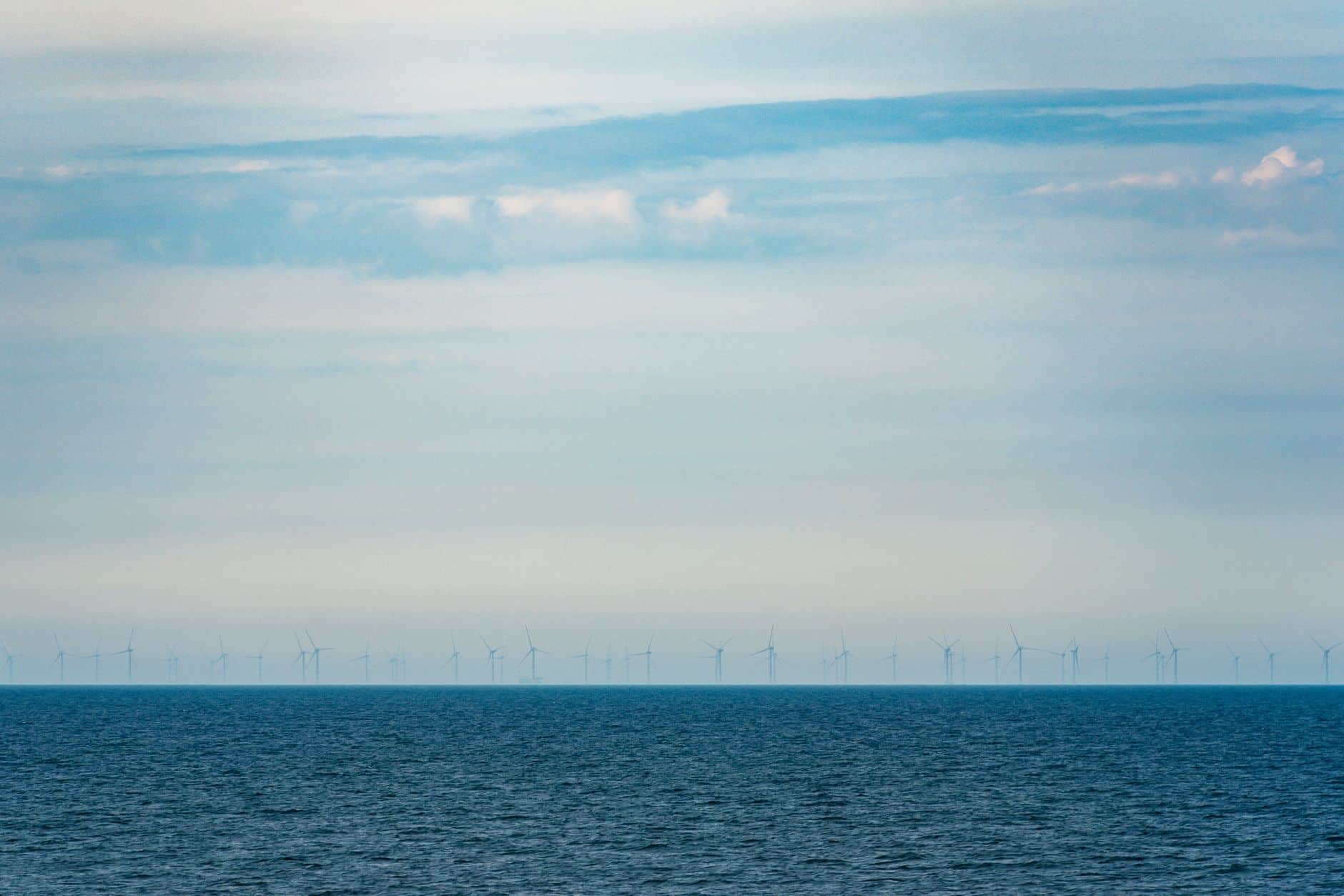 Vėjo energijos plėtra Baltijos jūroje: kaip jūriniai parkai gali pakeisti elektros kainų dinamiką