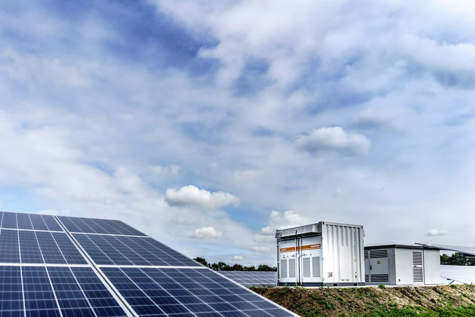 Vėjo ir saulės bumas kelia naują iššūkį: kaip energijos kaupimas gali apsaugoti nuo kainų šuolių ir avarijų tinkle
