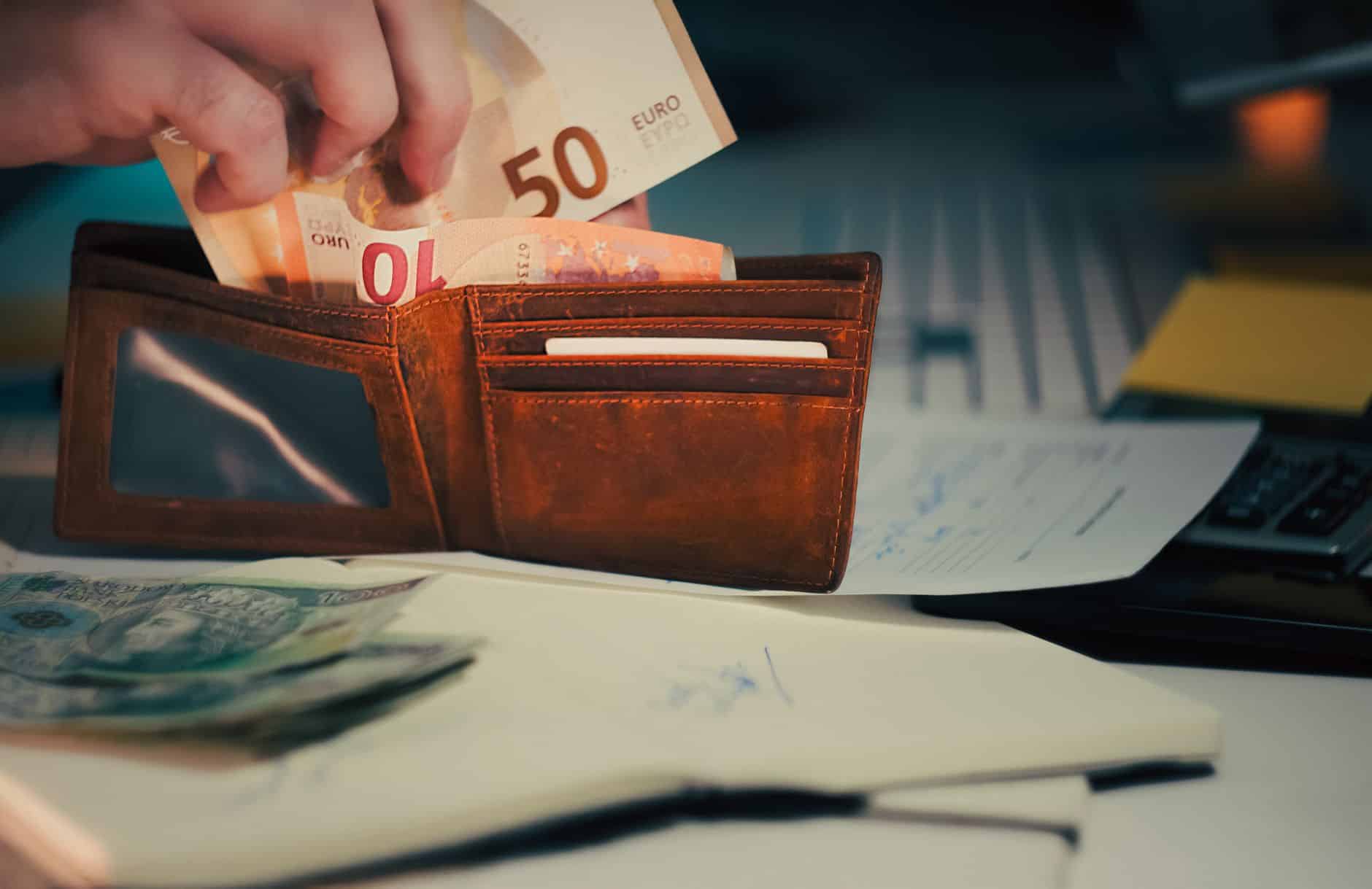 Vėluojantys atlyginimai ir tylus spaudimas darbuotojams: kaip mažesnės įmonės balansuoja ant teisės ribos