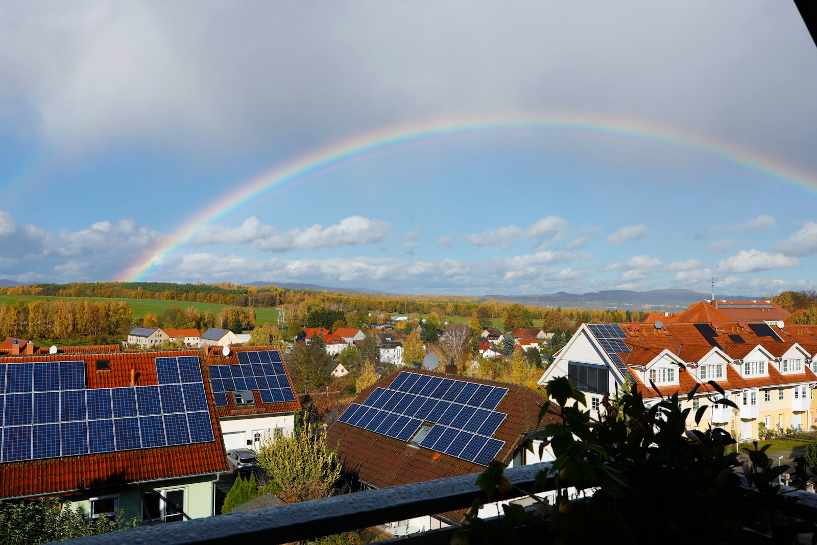 Vietos energijos bendrijos Lietuvoje: kaip kaimynų kooperacija gali sumažinti išlaidas ir stiprinti energetinį saugumą