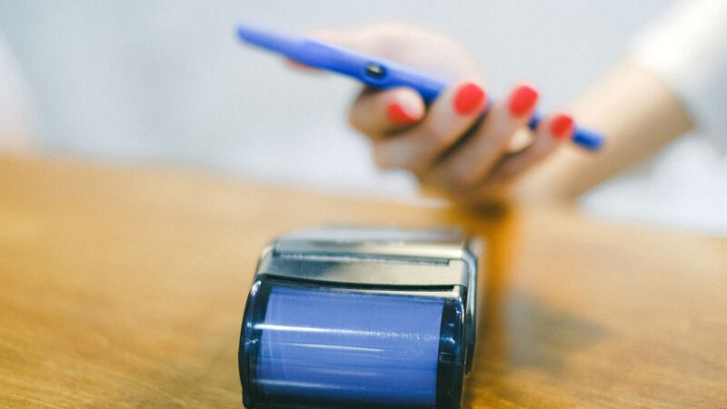 Bekontakčiai mokėjimai telefone: kaip susitvarkyti korteles ir saugiai atsiskaityti Lietuvoje