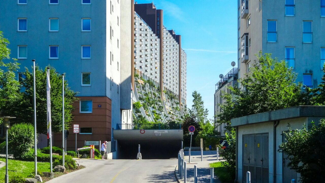 Elektromobilių daugėja, bet kur juos krauti? Daugiabučių gyventojams kyla naujas iššūkis