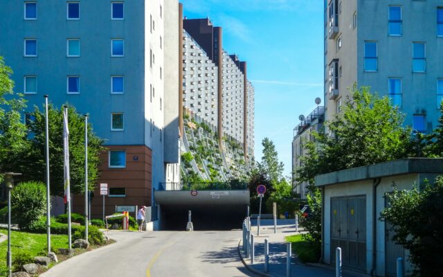 Elektromobilių daugėja, bet kur juos krauti? Daugiabučių gyventojams kyla naujas iššūkis