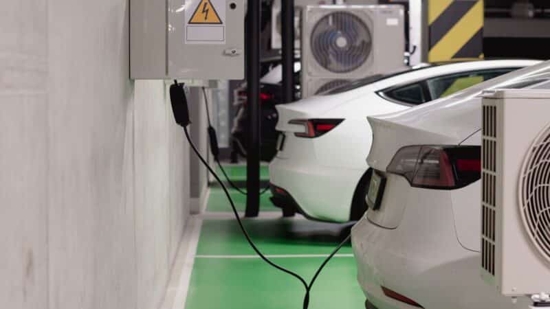 Elektromobilių įkrovimo stotelės daugiabučių kiemuose: kas jas įrengia, kiek kainuoja ir ko tikėtis gyventojams
