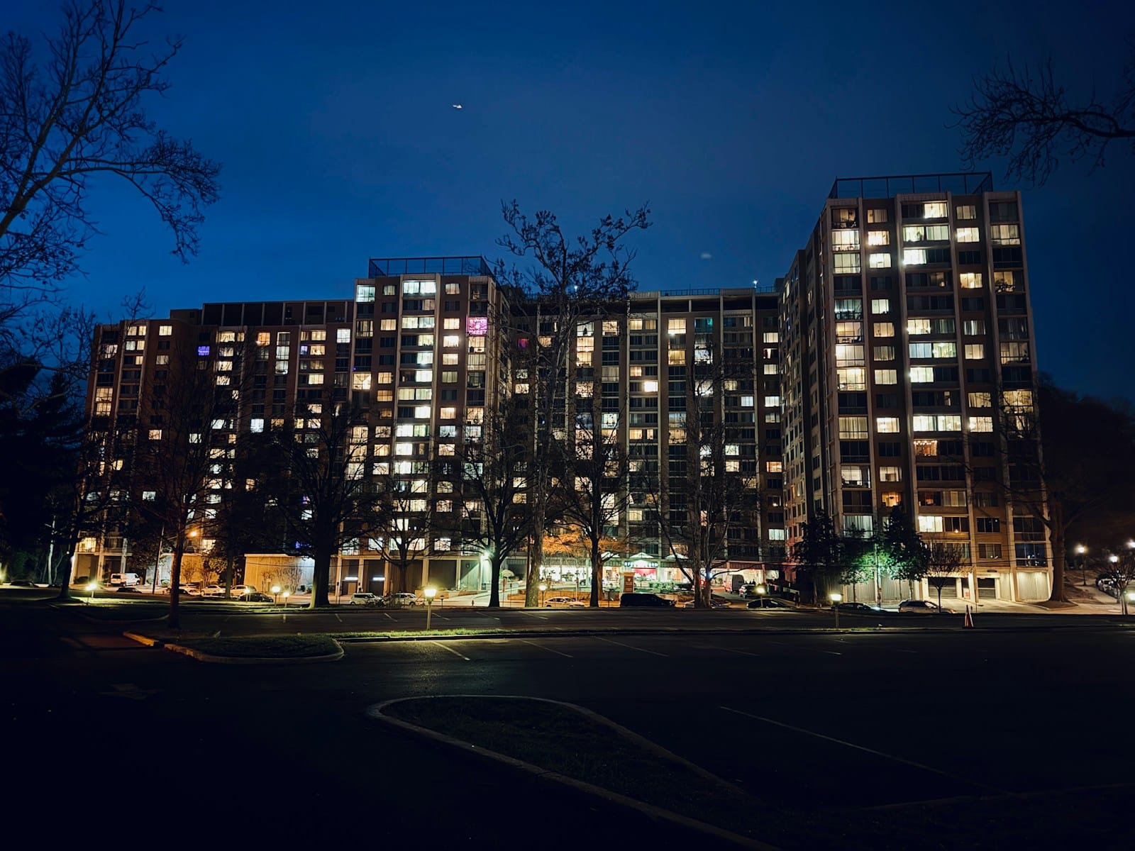 Elektromobilių įkrovimo stotelių plėtra daugiabučiuose: ką turi žinoti bendrijos ir gyventojai