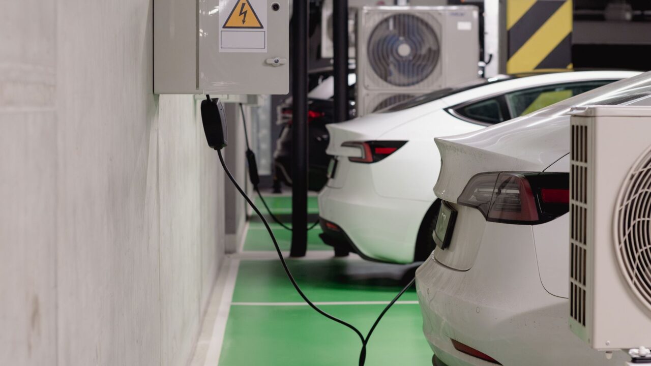 Elektromobilių įkrovimo tinklas daugiabučių kiemuose: ką turi žinoti gyventojai ir bendrijos
