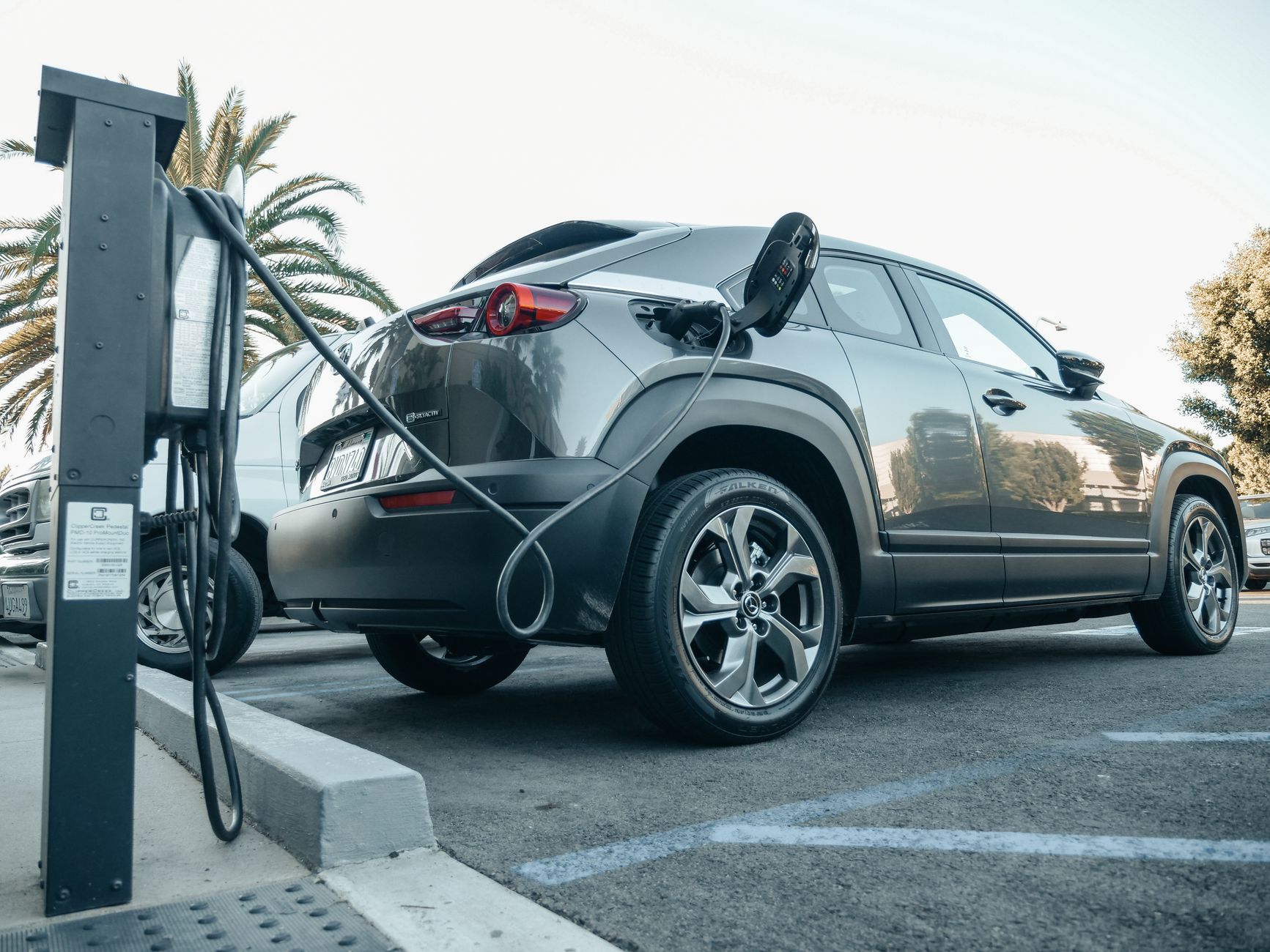 Elektromobilių įkrovimo tinklas plečiasi: ką vairuotojams reikš nauji galios ir elektros paskirstymo sprendimai