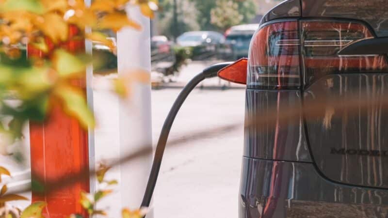 Elektromobilių įkrovimo tinklas plečiasi: kaip artimiausiais metais keisis įpročiai keliaujant ir planuojant maršrutus