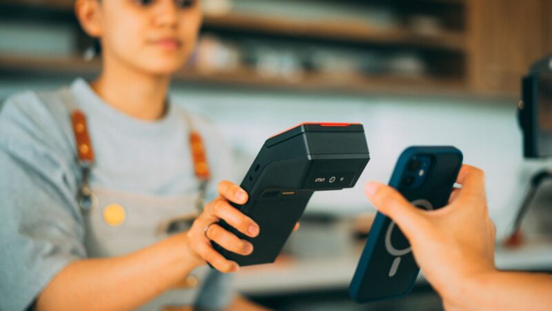 Elektroniniai pinigai Lietuvoje: kuo jie skiriasi nuo sąskaitos banke ir kaip saugiai jais naudotis kasdien