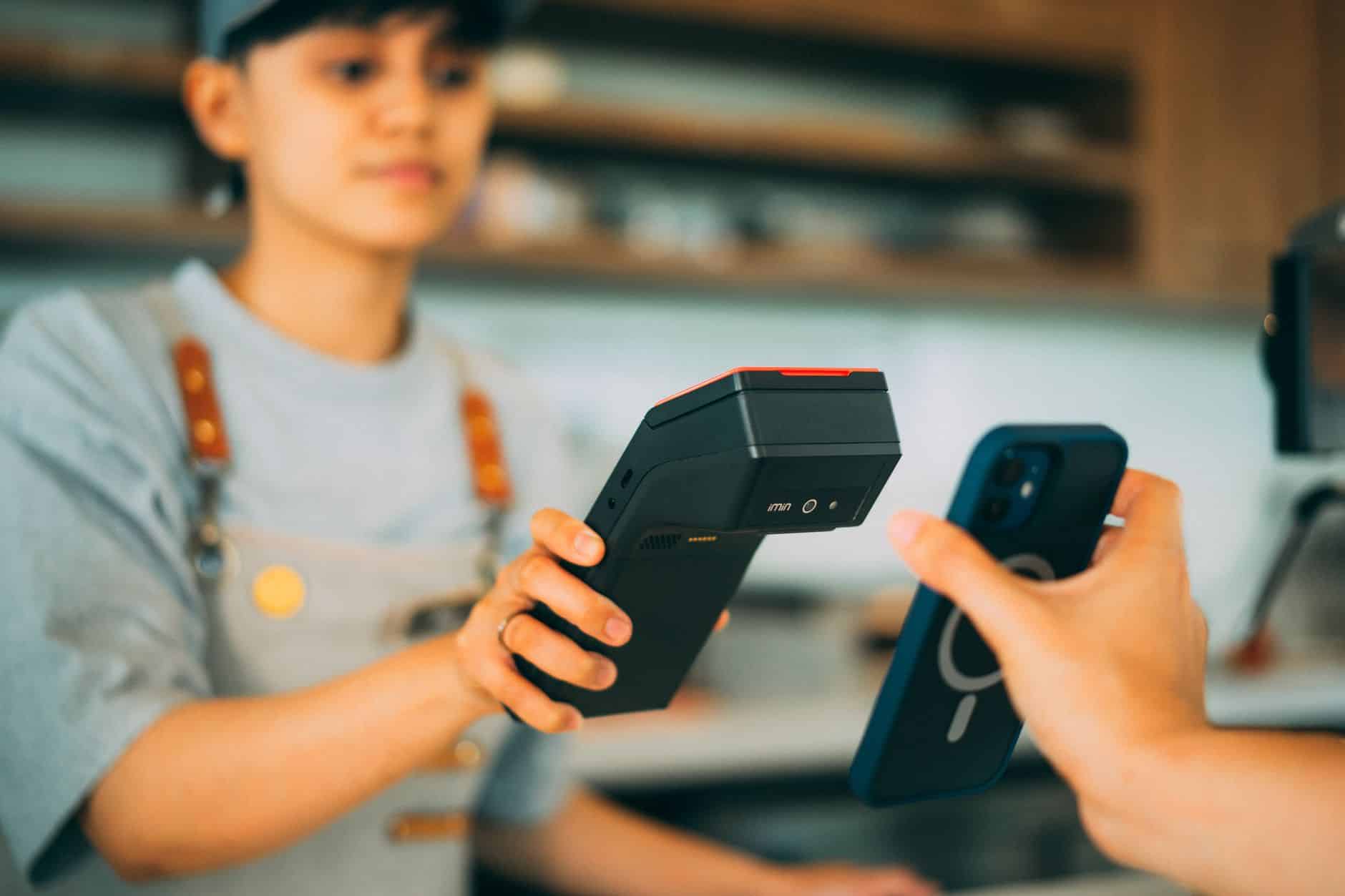 Elektroniniai pinigai Lietuvoje: kuo jie skiriasi nuo sąskaitos banke ir kaip saugiai jais naudotis kasdien
