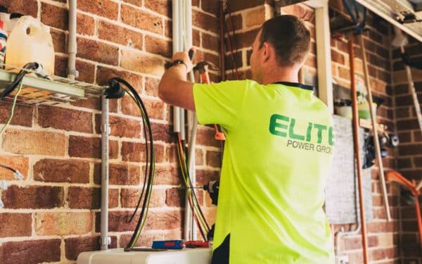 Elektros kaupimas namų ūkiuose ir bendruomenėse: kaip baterijos keičia vartotojų vaidmenį energetikoje