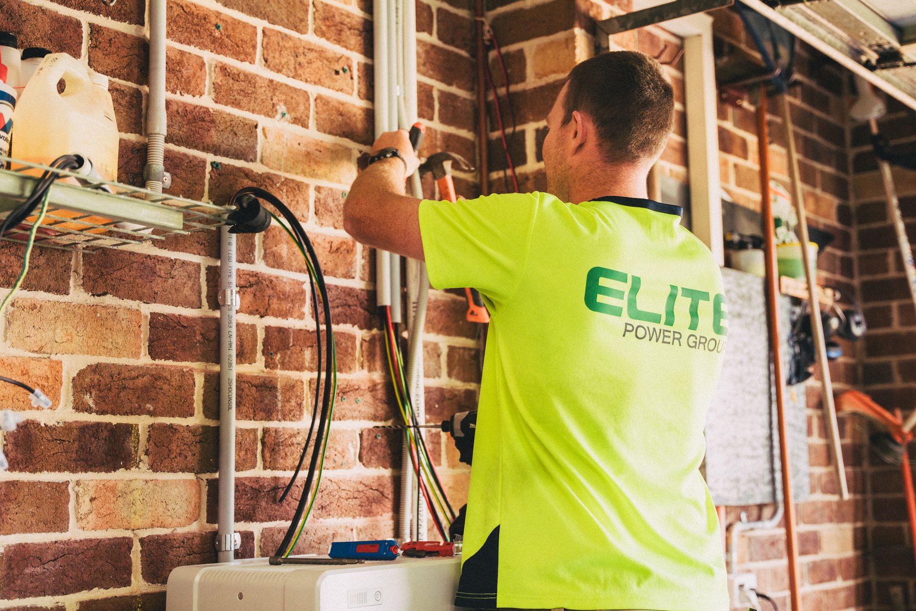 Elektros kaupimas namų ūkiuose ir bendruomenėse: kaip baterijos keičia vartotojų vaidmenį energetikoje
