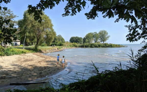 Ežerų pakrančių iškylos be skubėjimo: kaip rasti jaukią vietą, ką pasiimti ir kuo užsiimti