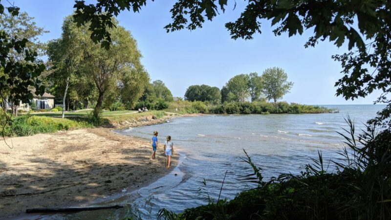 Ežerų pakrančių iškylos be skubėjimo: kaip rasti jaukią vietą, ką pasiimti ir kuo užsiimti
