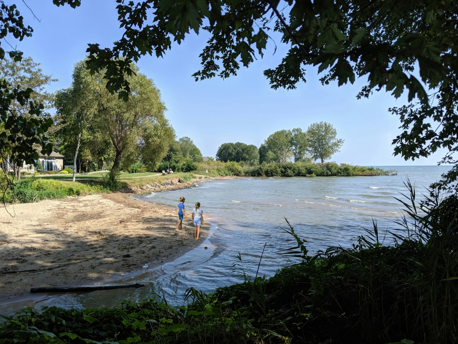 Ežerų pakrančių iškylos be skubėjimo: kaip rasti jaukią vietą, ką pasiimti ir kuo užsiimti