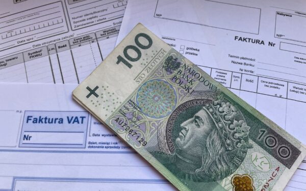Ilgai keliaujančios sąskaitos ir vėluojantys mokėjimai: kaip pirkimų ir finansų sutvarkymas mažina verslo riziką