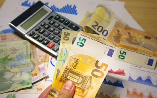 Indėliai ar trumpalaikės obligacijos: kaip šiandien išsirinkti saugų pinigų „parkingą“ laisviems eurams