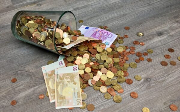 Indėlių palūkanos ir saugus taupymas: kaip šiandien protingai laikyti santaupas lietuviškuose bankuose