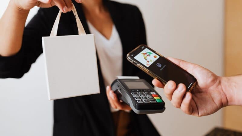 Išmanusis telefonas kaip banko kortelė: kaip kasdien naudotis mokėjimo programėlėmis ir neprarasti saugumo