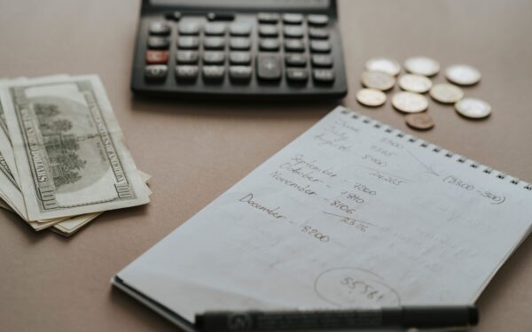 Ką daryti, jei atlyginimo neužtenka iki mėnesio pabaigos: 7 žingsniai nuo lėšų trūkumo prie stabilesnių finansų