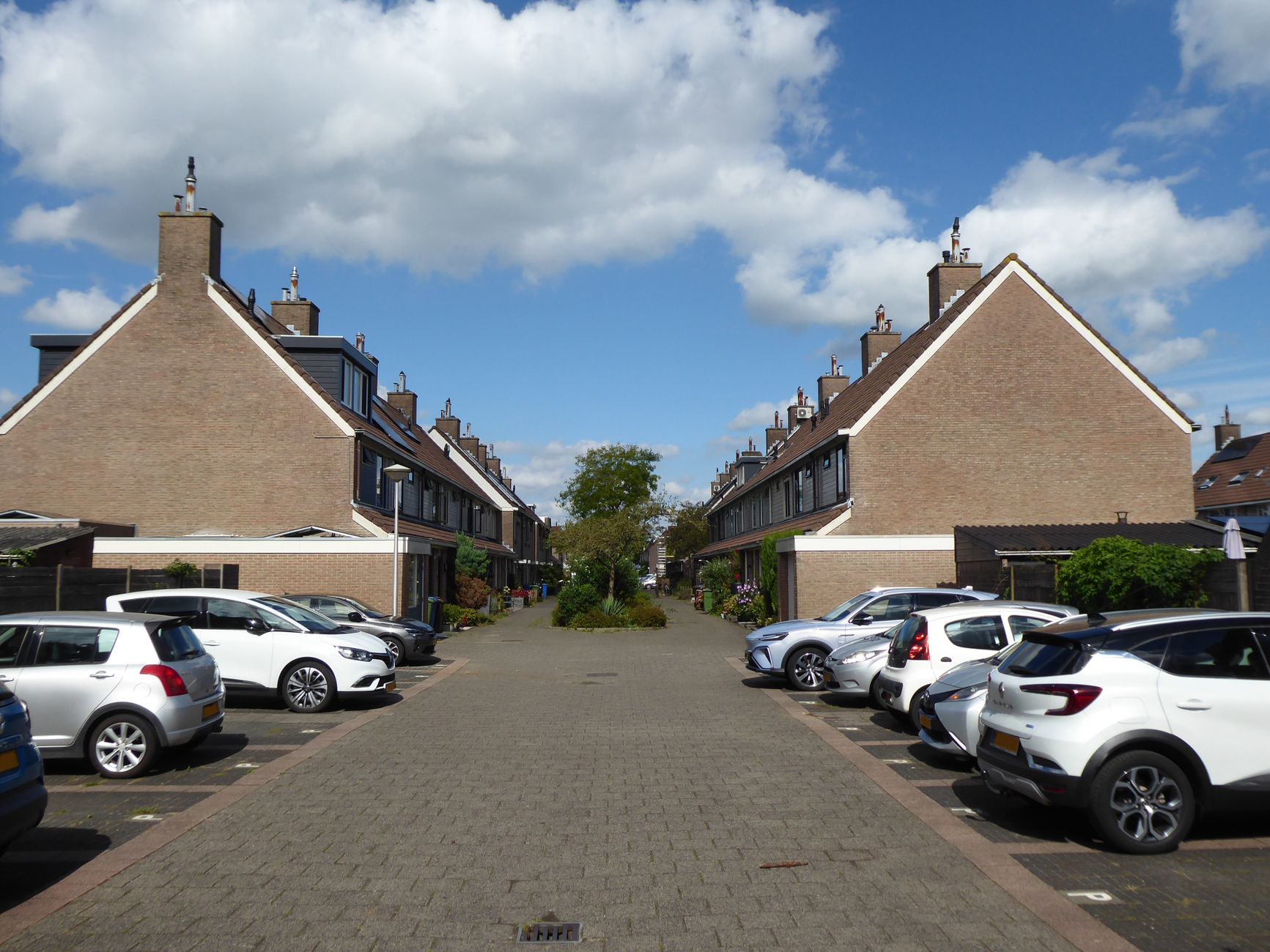 Kada verta rinktis kotedžą, o kada individualų namą: svarbiausi skirtumai, apie kuriuos gyventojai dažnai pagalvoja per vėlai