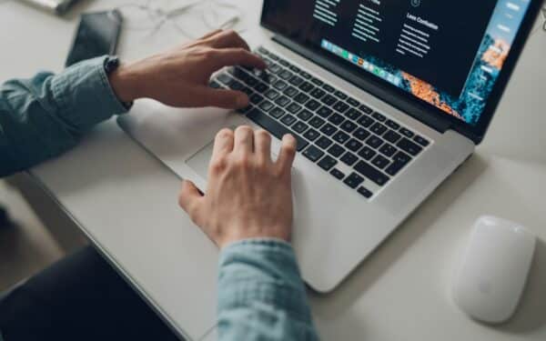Kaip atpažinti netikras darbo paieškos platformas ir pasiūlymus: praktinis saugumo vadovas internete