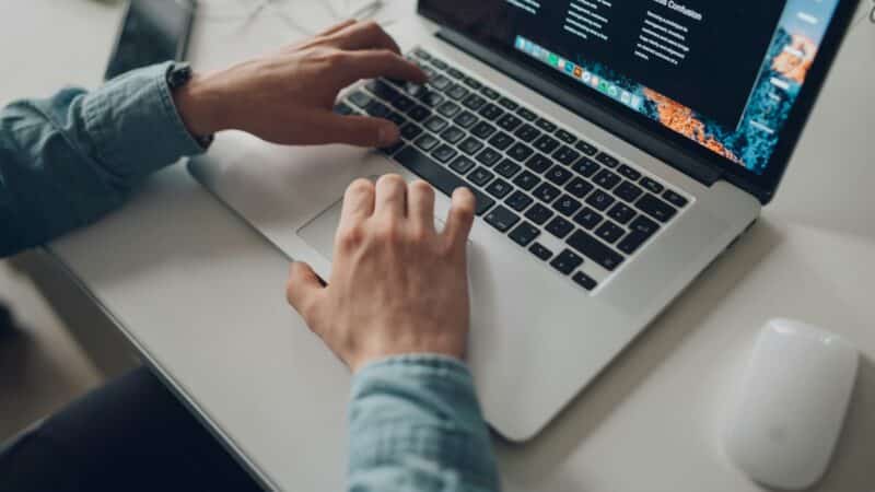 Kaip atpažinti netikras darbo paieškos platformas ir pasiūlymus: praktinis saugumo vadovas internete