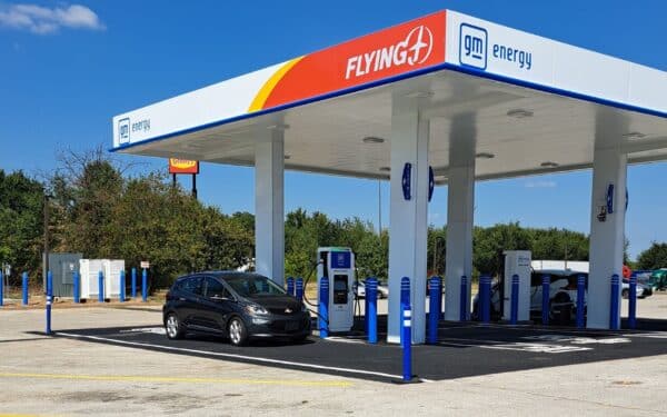 Kaip atsiskaitymo už įkrovimą pokyčiai keis keliavimo kainą: ką turi žinoti elektromobilių vairuotojai