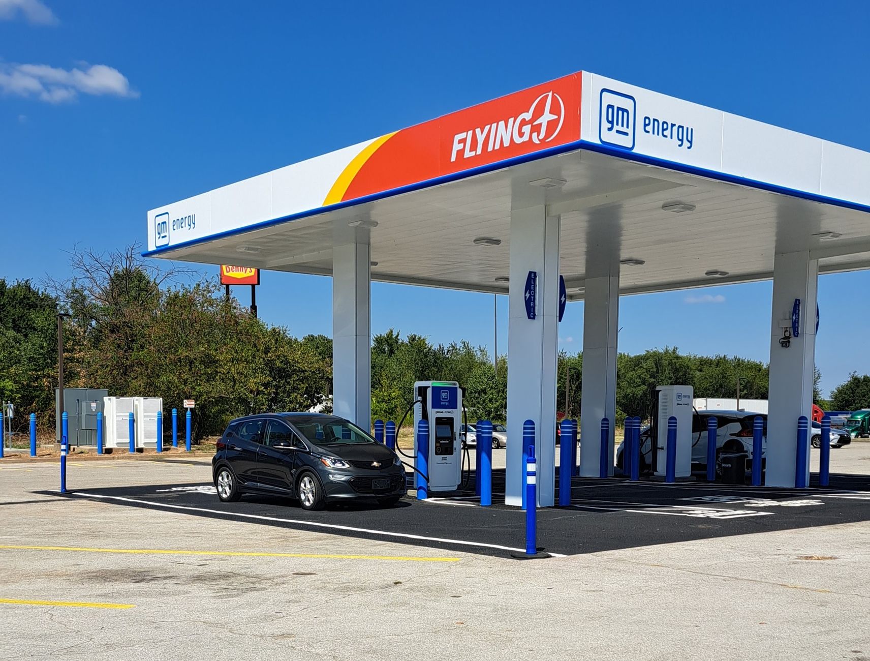 Kaip atsiskaitymo už įkrovimą pokyčiai keis keliavimo kainą: ką turi žinoti elektromobilių vairuotojai