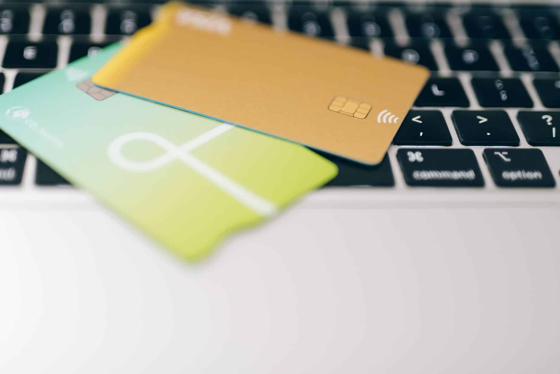 Kaip augant elektroniniams atsiskaitymams neprarasti kontrolės: mokėjimų abonementai ir smulkūs nurašymai
