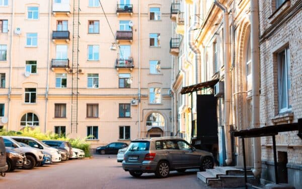 Kaip keičiasi daugiabučių kiemai ir automobilių aikštelės: nauji reikalavimai, mažiau vietos ir daugiau konfliktų
