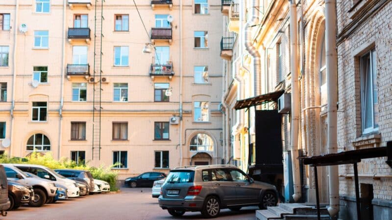 Kaip keičiasi daugiabučių kiemai ir automobilių aikštelės: nauji reikalavimai, mažiau vietos ir daugiau konfliktų